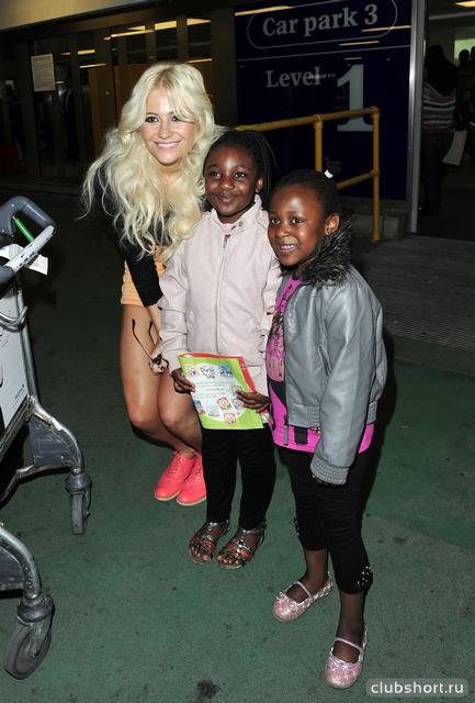 43504_pixie_lott_leggy_and_tanned_heathrow_airport_apr_2.jpg